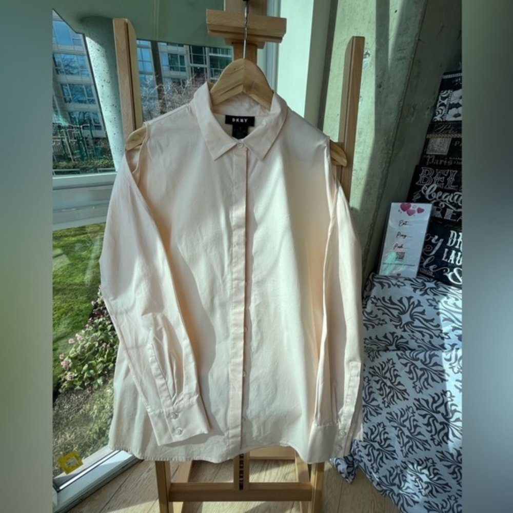 Light peach, DKNY cold shoulder dress shirt, size Medium (0014)